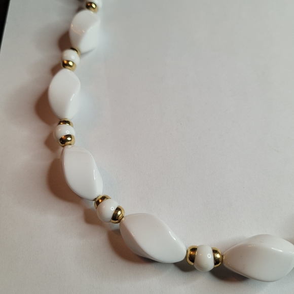 Jewelry Vintage 9s Twist Beads Necklace Single Strand White Gold Tone